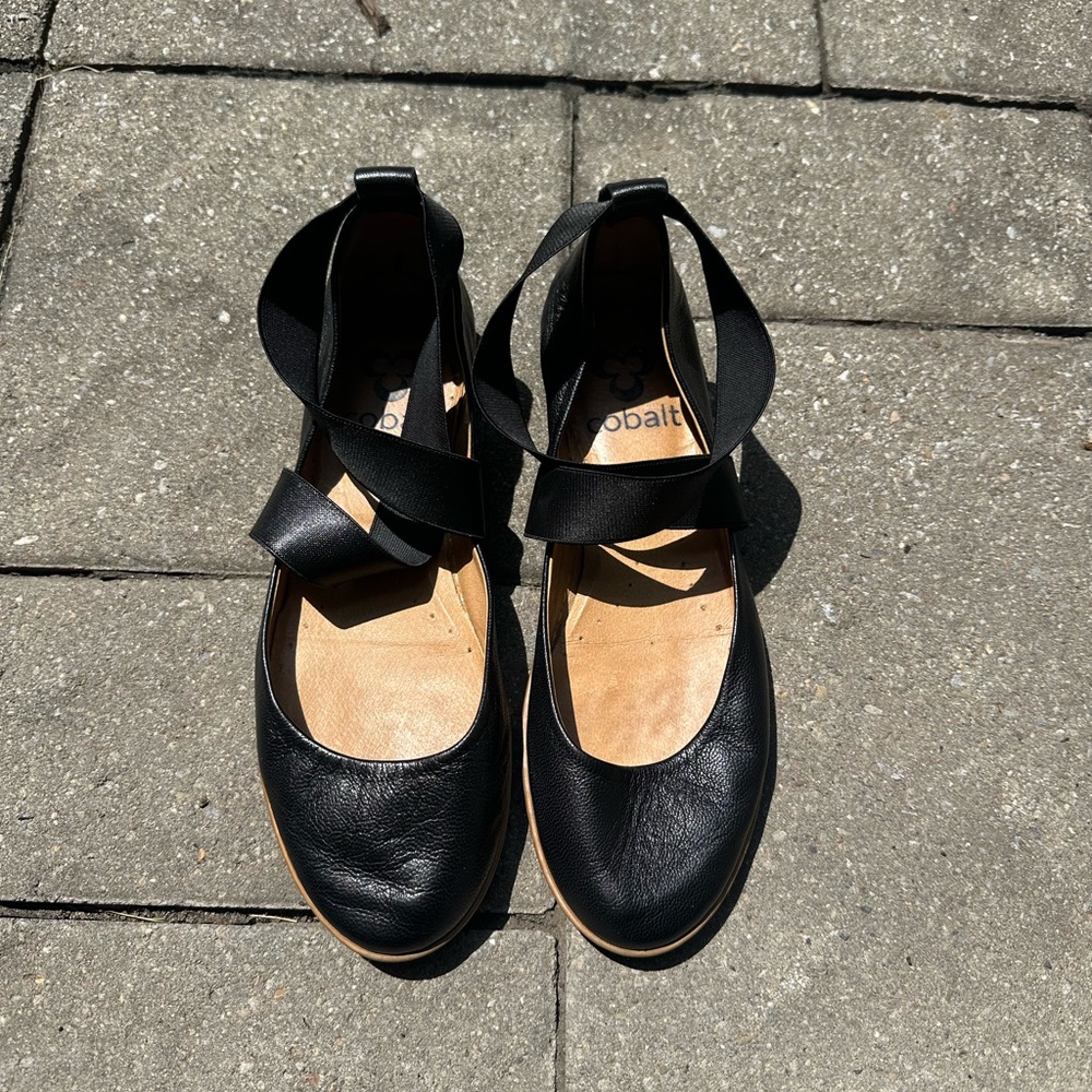 Soft leather ballet flat shoes with elastic criss cross band in black size 36